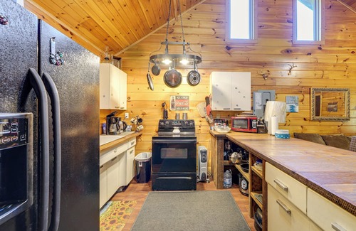 Palestine Cabin | Rustic, Woodsy Cabin in Palestine w/Pool Table!