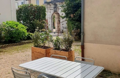 Centre Ville Apartment | Apartment with terrasse and jacuzzi view on Pyramide