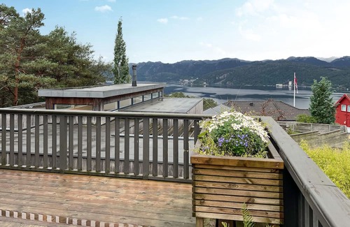 Flekkefjord House | Cozy home in Flekkefjord with house sea view