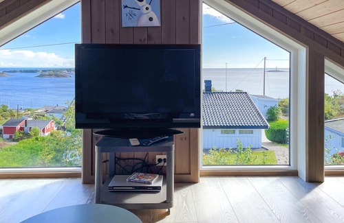 Kolbjørnsvik House | Lovely home in Sandviga with house sea view