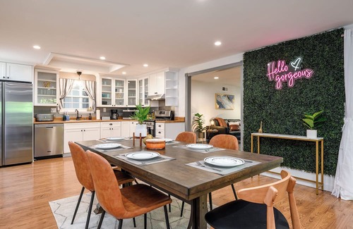 Placentia House | Chic 4BR Entertainer - Arcade & CLOSE to Disney