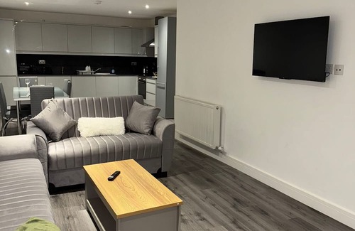 Hounslow Central Apartment | Ideal Heathrow Base. 2BR, 2BA Apt in Hounslow