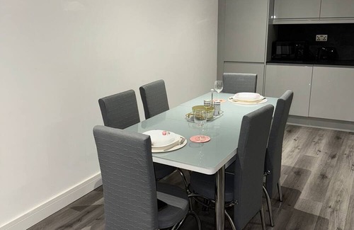 Hounslow Central Apartment | Ideal Heathrow Base. 2BR, 2BA Apt in Hounslow