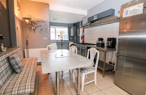 Carnoustie Cottage | SEAVIEW WELLNESS RETREAT, pet friendly, with hot tub in Carnoustie