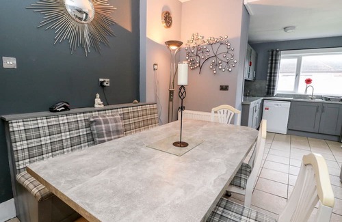 Carnoustie Cottage | SEAVIEW WELLNESS RETREAT, pet friendly, with hot tub in Carnoustie