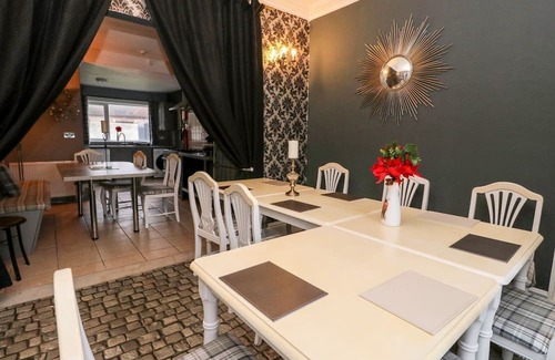 Carnoustie Cottage | SEAVIEW WELLNESS RETREAT, pet friendly, with hot tub in Carnoustie