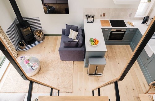 Quedgeley Cottage | Beautifully presented holiday home in the Cotswolds with pretty balcony - The Old Workshop