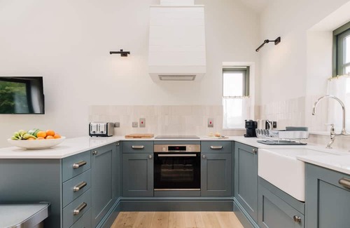 Quedgeley Cottage | Beautifully presented holiday home in the Cotswolds with pretty balcony - The Old Workshop