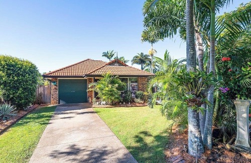 Redland Bay House | Seaside detached villa on a quiet street 4 bedrooms, 2 bathrooms Pool Courtyard
