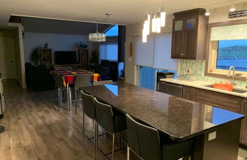 Gimli House | Lake Front Home with Private Beach in Gimli - Full Spa Amenities Hot Tub & Sauna