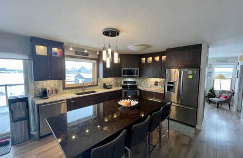 Gimli House | Lake Front Home with Private Beach in Gimli - Full Spa Amenities Hot Tub & Sauna