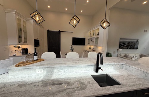 Township of Woolwich House | Charming Executive Bungalow with Hot Tub, close to St. Jacobs