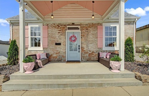 Waterloo Cottage | Charming 2-bedroom cottage with Patio in Waterloo