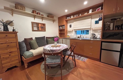 North Cowichan Cottage | West Coast Cedar Guest Cottage w/treed yard near vineyards & nature trails