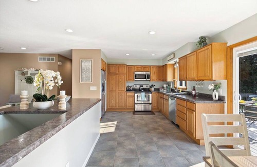 DeWitt House | Country retreat that sleeps ten minutes from MSU