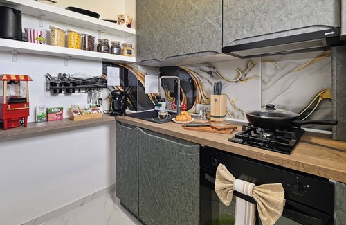 Sector 4 Apartment | Marvelous City View 3-bedroom apartment with Full Kitchen & AC in București