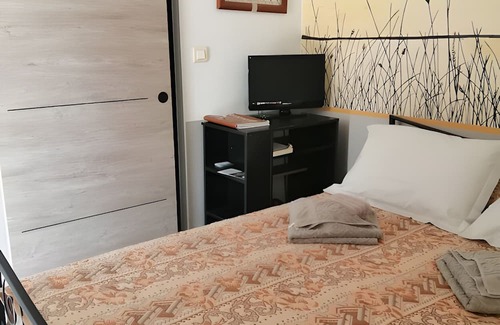 Port-Saint-Louis-du-Rhone Bed & Breakfast | Bed and Breakfast 'Salamandre Chambre D'hote' with Shared Pool, Wi-Fi and Air Conditioning