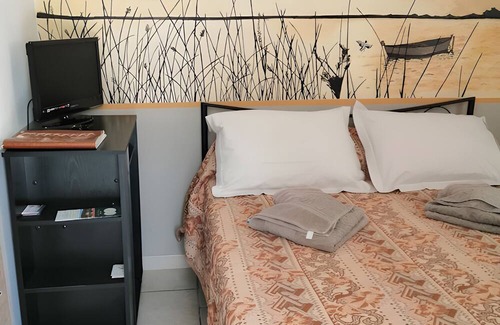 Port-Saint-Louis-du-Rhone Bed & Breakfast | Bed and Breakfast 'Salamandre Chambre D'hote' with Shared Pool, Wi-Fi and Air Conditioning