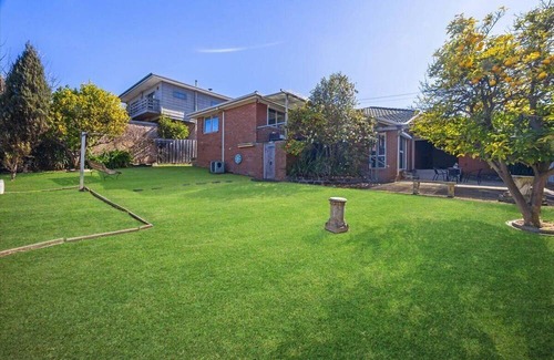 Doncaster East House | Welcome to your stylish retreat in the heart of Doncaster East!