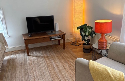 Hampton Wick Apartment | Hampton Wick: 2 Bed 2 Bathroom