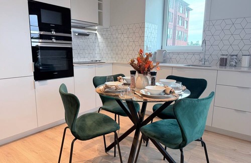 Coombe Hill Apartment | Luxury 2Bed Flat with Gym, Cinema and Games Room in Wimbledon London