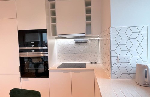 Coombe Hill Apartment | Luxury 2Bed Flat with Gym, Cinema and Games Room in Wimbledon London