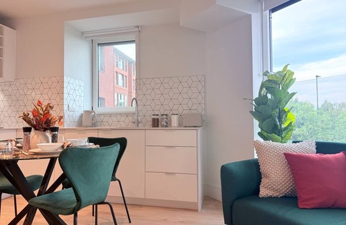 Coombe Hill Apartment | Luxury 2Bed Flat with Gym, Cinema and Games Room in Wimbledon London