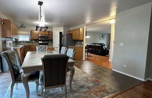Shorewood House | Modern 4+ Bedroom Full House in a peaceful Chicago Suburb