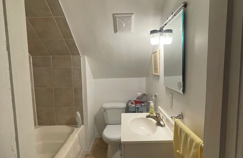 Sunnyside House | Steps from KGH, Queen's U and the Pier!