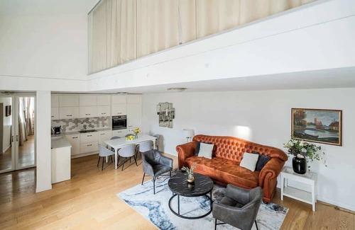 Old Town Apartment | Domillion 3bdr Huge Town Hall Luxury Apt A/C D3948