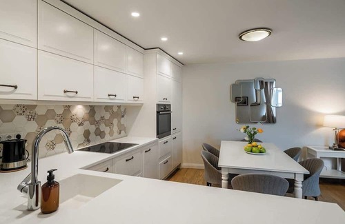 Old Town Apartment | Domillion 3bdr Huge Town Hall Luxury Apt A/C D3948