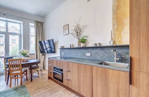 Old Town Apartment | Domillion new Provence 3bdr 2bath w parking P365