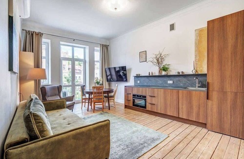 Old Town Apartment | Domillion new Provence 3bdr 2bath w parking P365