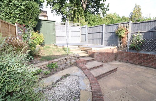 Runnymede Ski Chalet | Spacious 5 bedroom, 2.5 bathroom house in Addlestone