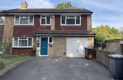 Runnymede Ski Chalet | Spacious 5 bedroom, 2.5 bathroom house in Addlestone