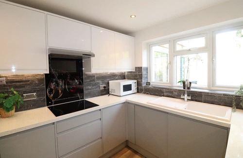 Runnymede Ski Chalet | Spacious 5 bedroom, 2.5 bathroom house in Addlestone