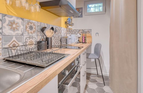 Maurens House | Toit Pour Vous - Relaxing Getaway in the Village with Garden and Pool