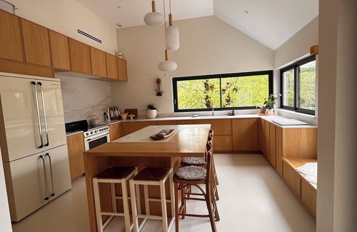 Beaune House | Escoffier Verde - Family haven of peace with swimming pool and nature views in Beaune