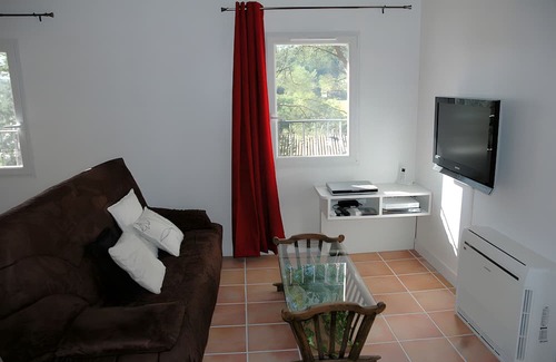 Le Tholonet House | Holiday Home 'Lou Jas Dé Raféou - Gîte Raphaël' with Mountain View, Wi-Fi and Air Conditioning