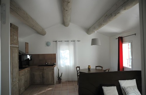 Le Tholonet House | Holiday Home 'Lou Jas Dé Raféou - Gîte Raphaël' with Mountain View, Wi-Fi and Air Conditioning