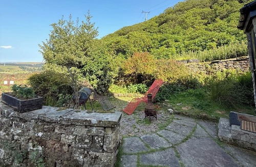 Bolton House | 4 Bed Retreat-Sleeps 7-Parking-Garden-Lake Views