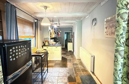 Bolton House | 4 Bed Retreat-Sleeps 7-Parking-Garden-Lake Views