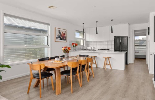 Williamstown House | Seagulls Nest - Beautiful spacious pet friendly home next to the ocean