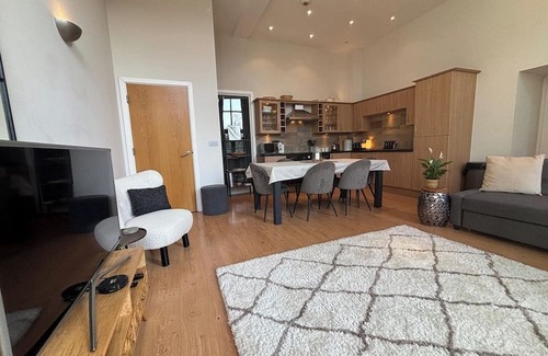 Apperley Bridge Apartment | Stylish 3-Bedroom Mill Conversion near Leeds