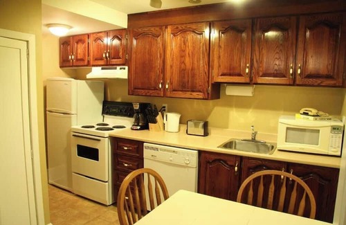 Waterford Valley House | Leaside Executive Entire Home