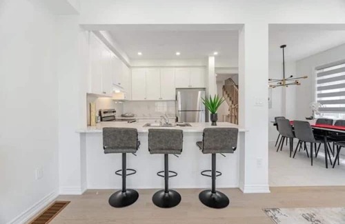 Vaughan House | Never Lived-In | Contemporary Comfort, cozy and relaxing , minutes from Airport
