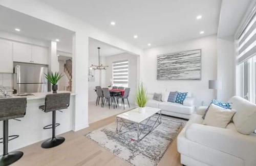 Vaughan House | Never Lived-In | Contemporary Comfort, cozy and relaxing , minutes from Airport