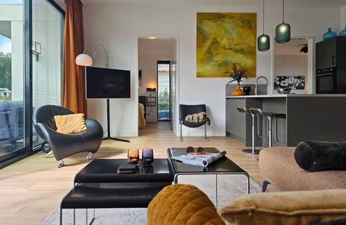 Zeewolde Cabin | Detached 6-person villa with paddleboards, waterfront garden with private swim deck, sunshade, BBQ, and luxurious open kitchen. Located at Villa Resort Harderwold in Zeewolde. Pet-friendly!