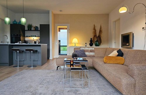 Zeewolde Cabin | Detached 6-person villa with paddleboards, waterfront garden with private swim deck, sunshade, BBQ, and luxurious open kitchen. Located at Villa Resort Harderwold in Zeewolde. Pet-friendly!