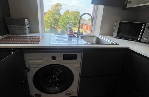 Wallasey Apartment | Spacious 3-Bed Seaside Retreat – Walk to Beach, Sleeps 6, Free Parking